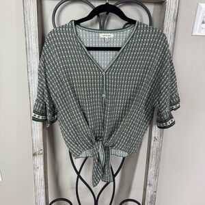 Max Studio Green Patterned 100% Rayon Women's Tie Front Top Size‎ Small
